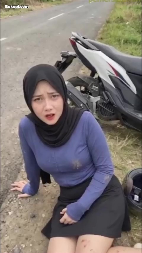 Thumbnail Jilbab Cantik Jatuh Dari Motor Bukannya Ditolongin